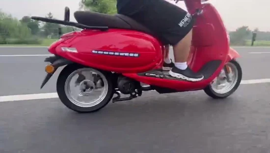 Scooter elétrico colorido vermelho e azul 2.000 W com bateria de lítio fabricada na China